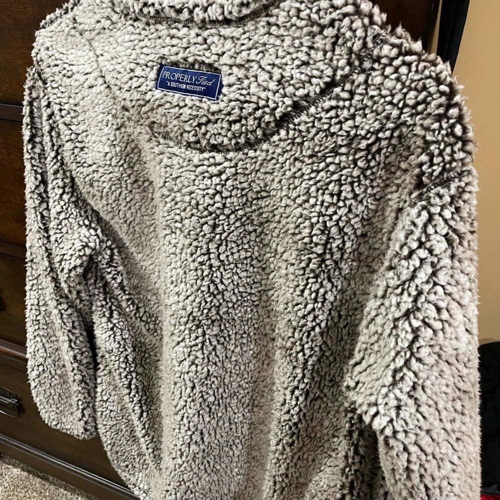 Men’s properly tied Sherpa pullover NWOT